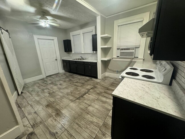 Kitchen view from hallway - 456 Burton Ave Casa