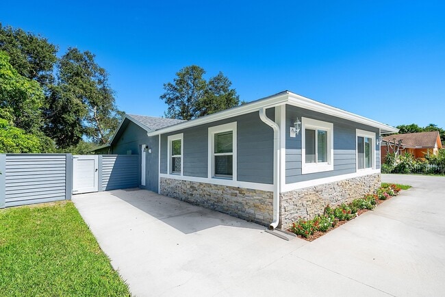 Photo - 611 Davis Rd