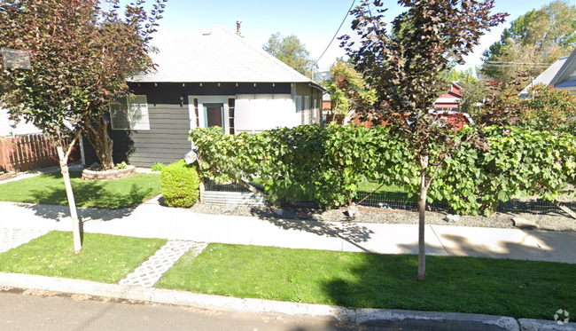 Building Photo - Cozy home close to school