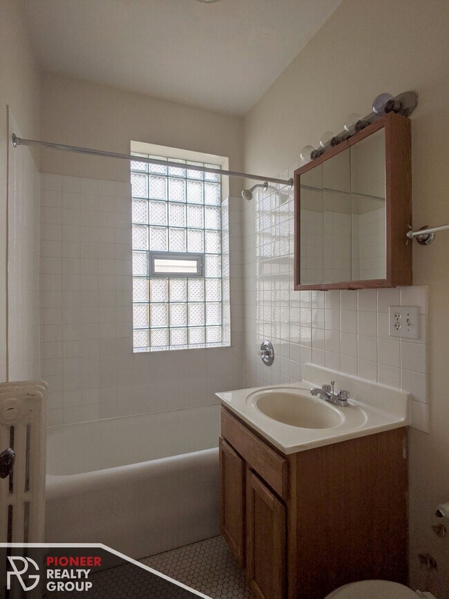 Photo - 1050 W George St Unit 202