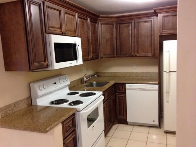 new kitchen - 450 NW 20th St Unit 305