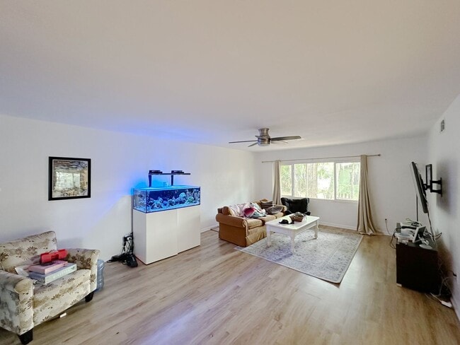 Building Photo - Beautiful, Renovated 4 Bedroom, 2 Bathroom...