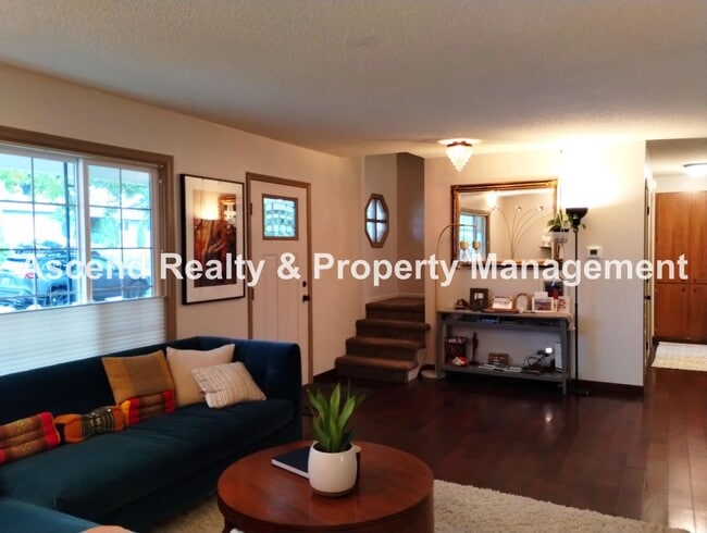 Photo - Ideal Hillsboro Location 2 Level Home with...