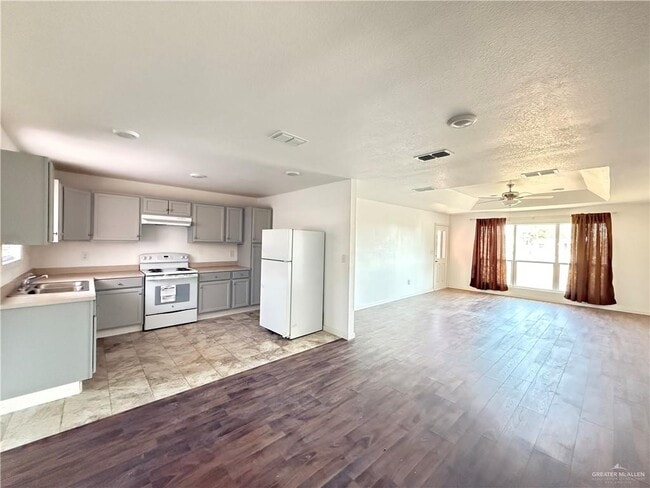 415 W Edinburg Ave