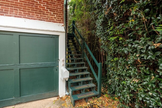 Photo - Quaint 1 Bedroom/1 Bathroom Cottage Style Apartment in Richmond ***Available NOW***