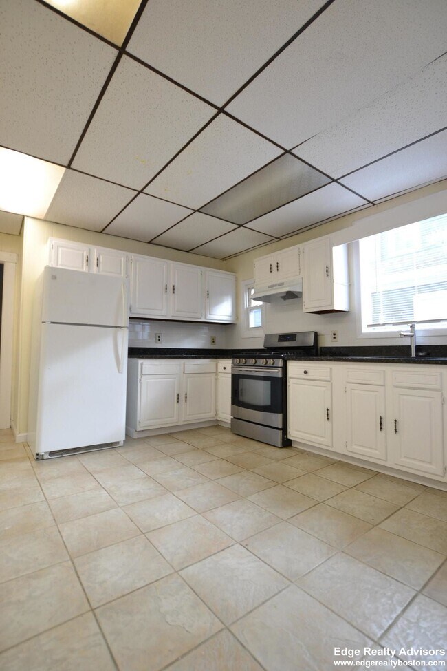 Building Photo - 11 Mapleton St Unit 2 Rental