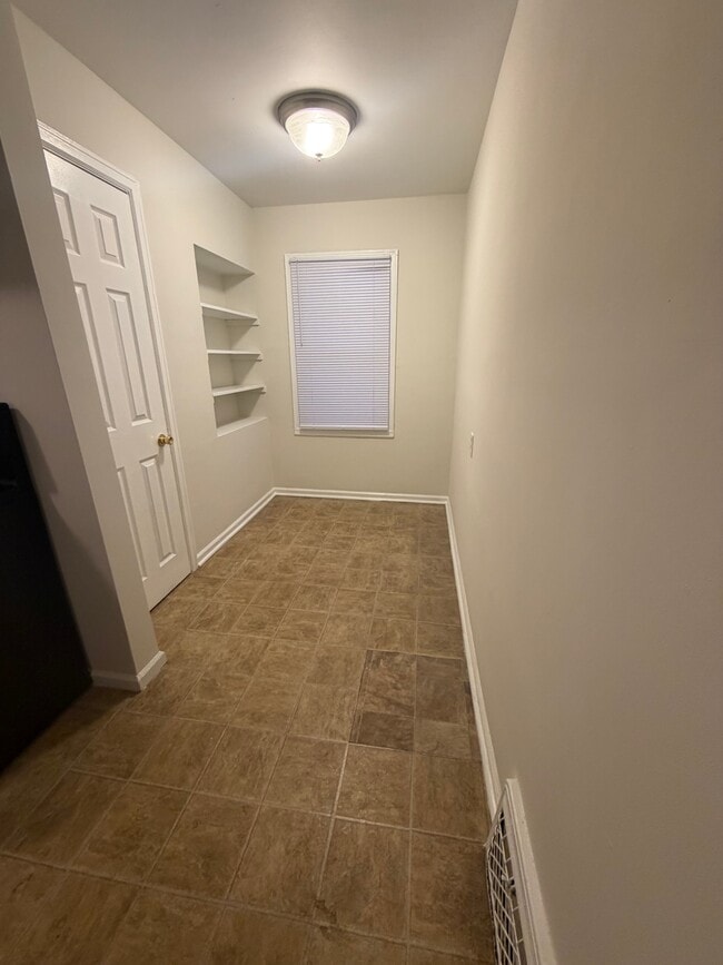 Photo - 301 E 4th St