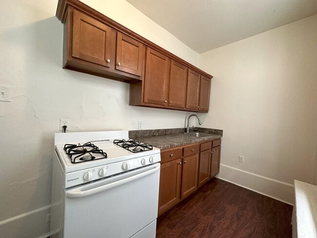 Photo - Spacious 5 Bedroom Apartment in Oakland! P... Unit 35602