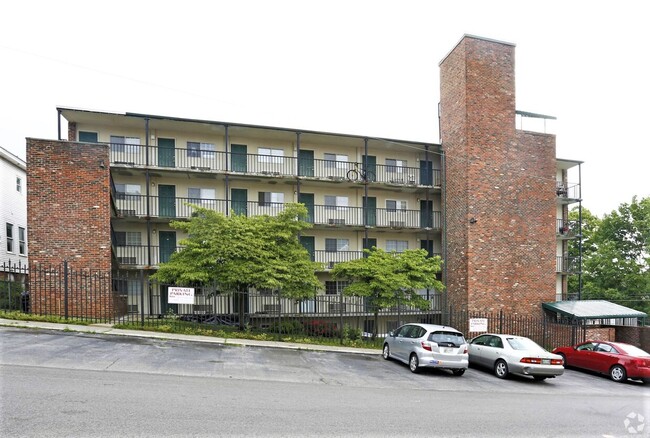 Building Photo - Fantastic deal on 1Bed/1Ba at Evian Towers... Rental