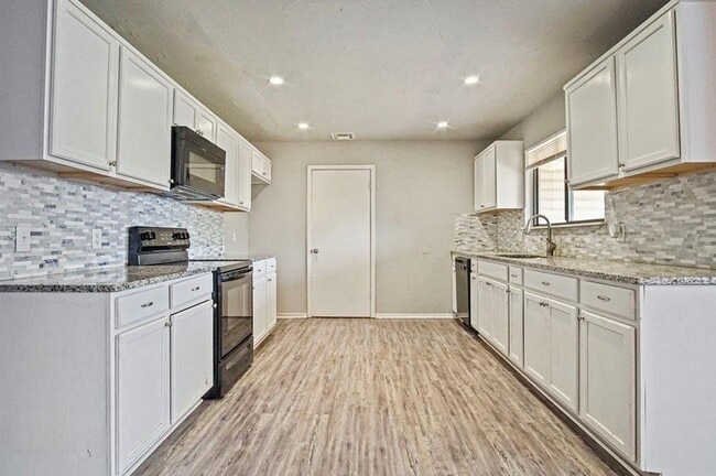 Photo - 701 NW 141st St
