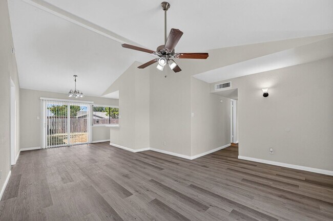Photo - 517 Willow Oak Dr