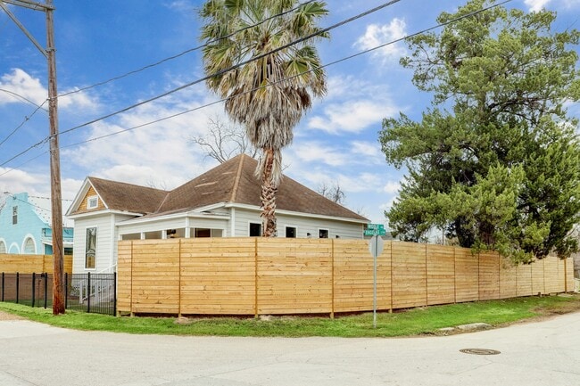 Photo - 2721 Engelke St