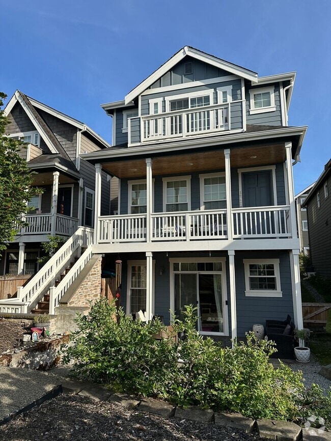 Building Photo - Stunning Trilevel home Woodinville!