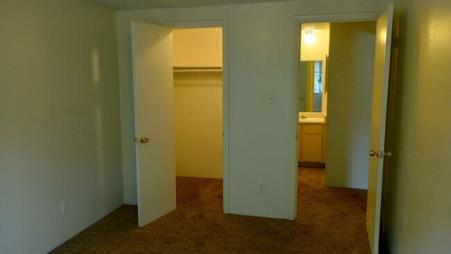 Photo - Great location off Leetsdale/Parker and Florida with lots of amenities such as AC, pool, hot tub,... Unit 116