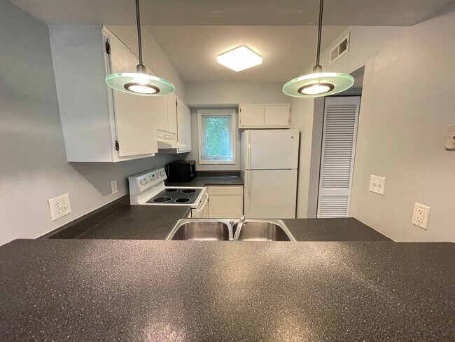 Photo - Updated 2br 2ba End Unit in Chancellor Squ... Unit A6