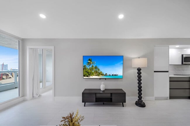 Building Photo - 1717 N Bayshore Dr Unit SI FL35-ID1054109P