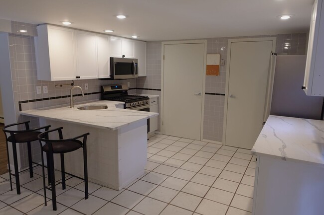 Fully Updated 2BR Apt - Fully Updated 2BR Apt