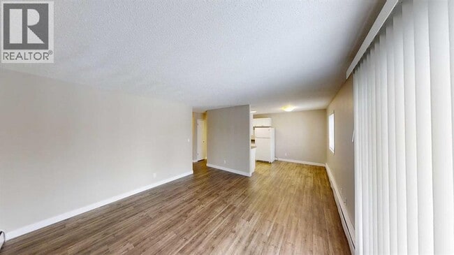 Photo - 10114-10105 105 Ave