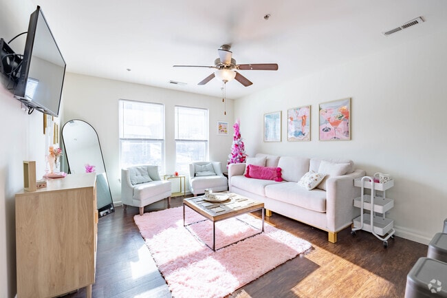 2BR, 2BA - 775SF - Living Room