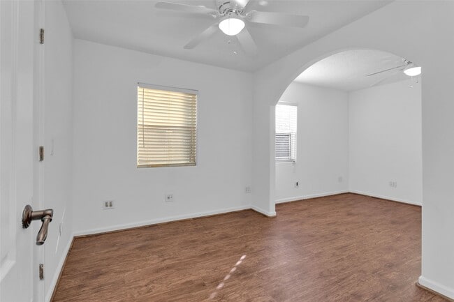 Photo - 403 Meters St