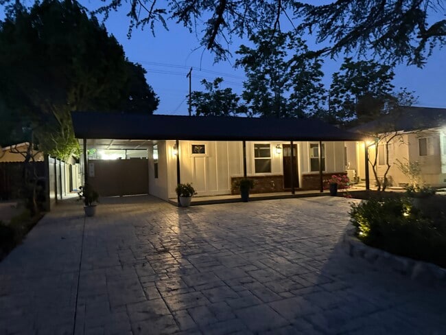 Front of unit - 3059 Sycamore Ave Unit Studio