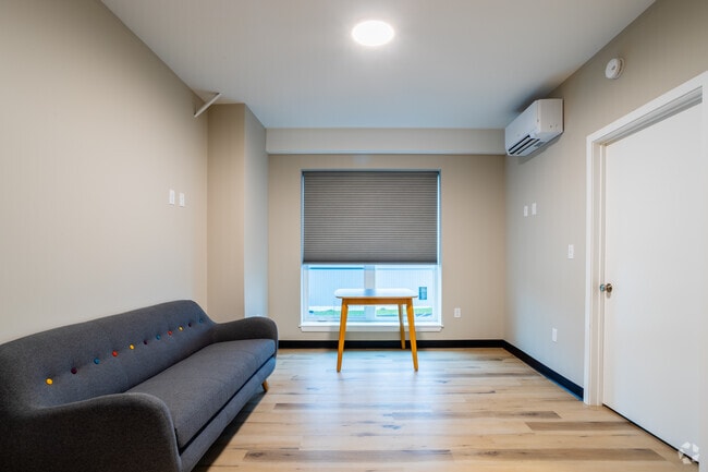 1BR, 1BA - 470SF -Living Room