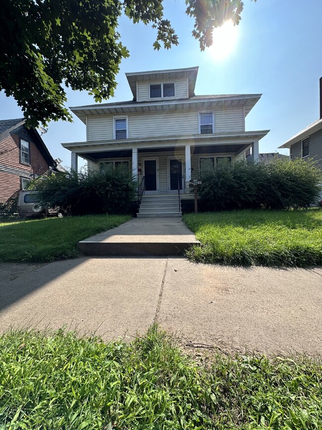 Building Photo - 3 bed 1 bath near UWEC! Available June 1st... Rental