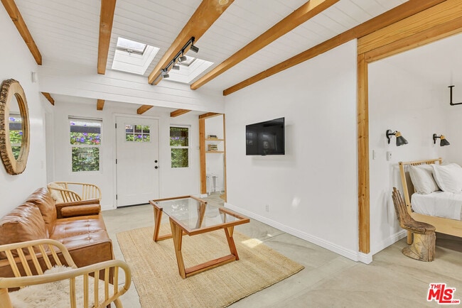 Photo - 718 Vernon Ave