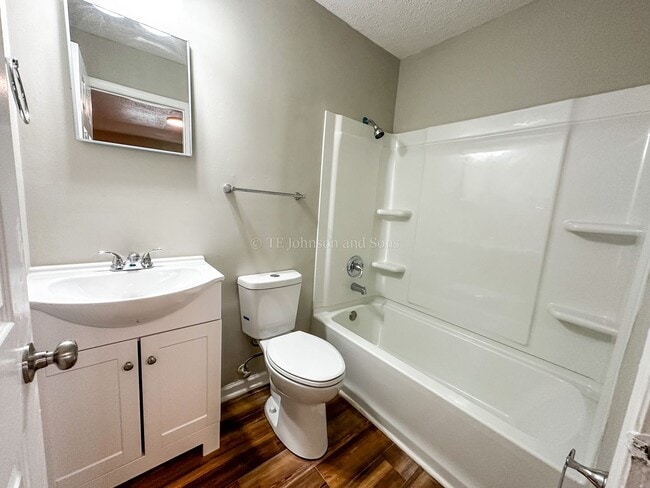 Photo - Summit St Apartments