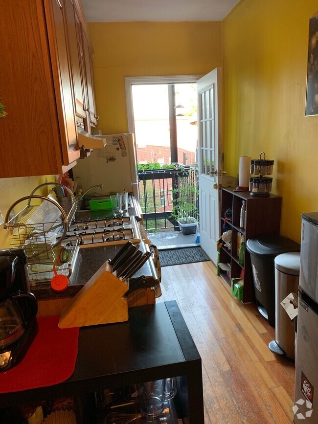 Building Photo - 132 1/2 Oxford St Unit 10 Rental