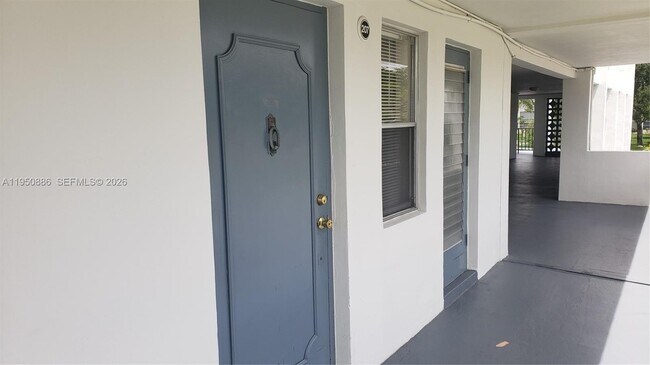 Building Photo - 950 Hillcrest Dr Unit 207