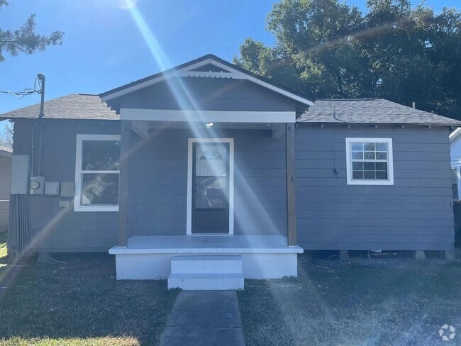 Building Photo - Beautifully Remodeled 4-Bedroom Home!
