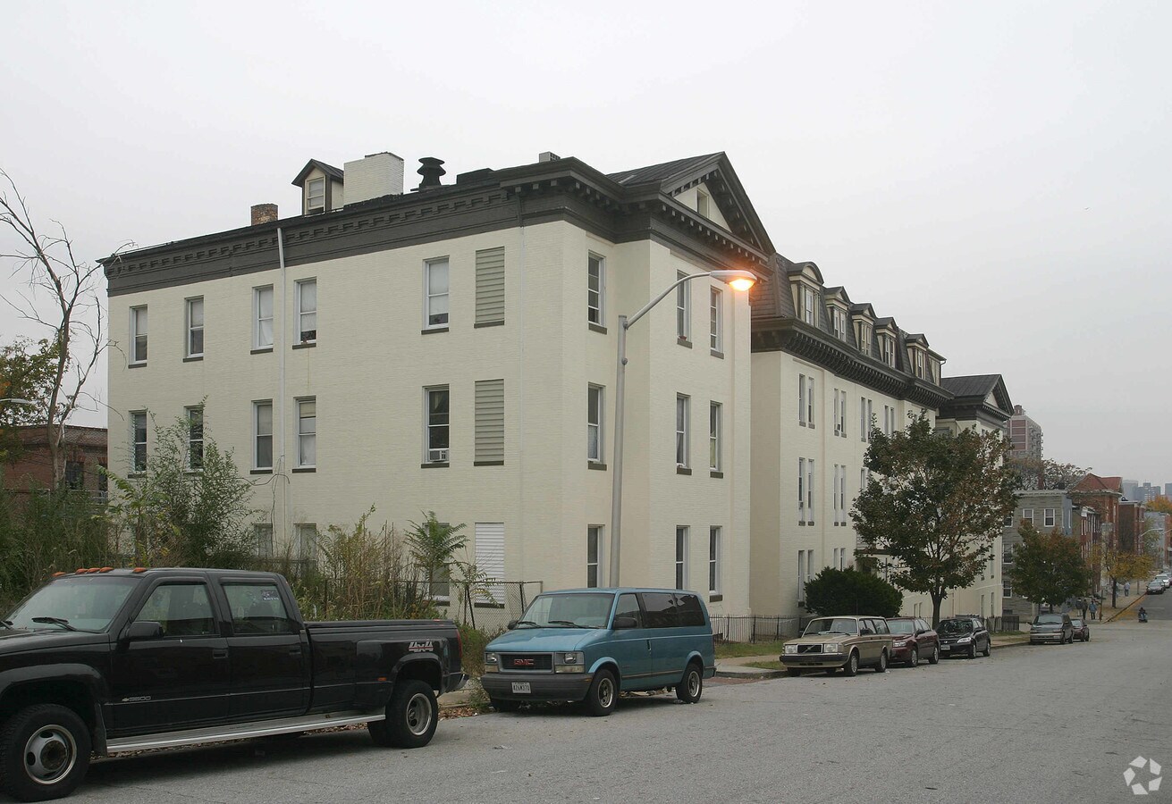 1411 Division St - Carver Hall Apartments