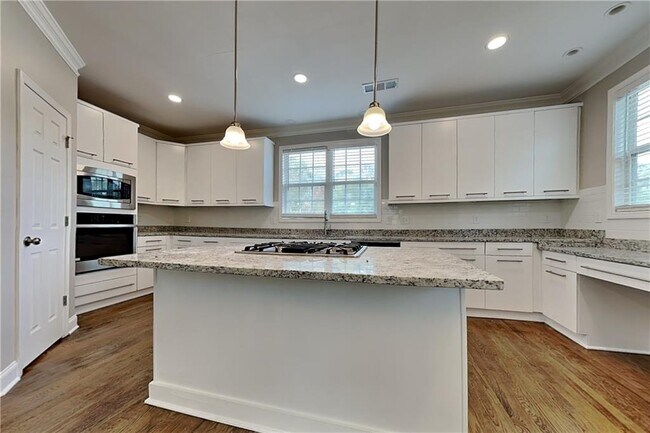 Photo - 4915 Wycliffe Dr SW