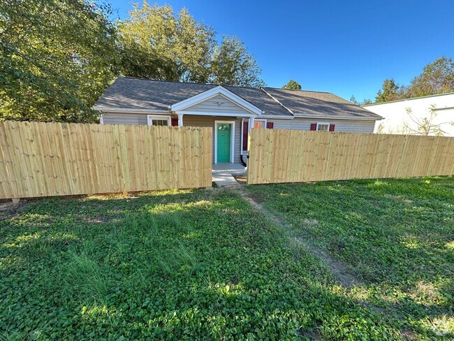 Building Photo - Lovely Three Bed Two Full Bath Ranch Home ...