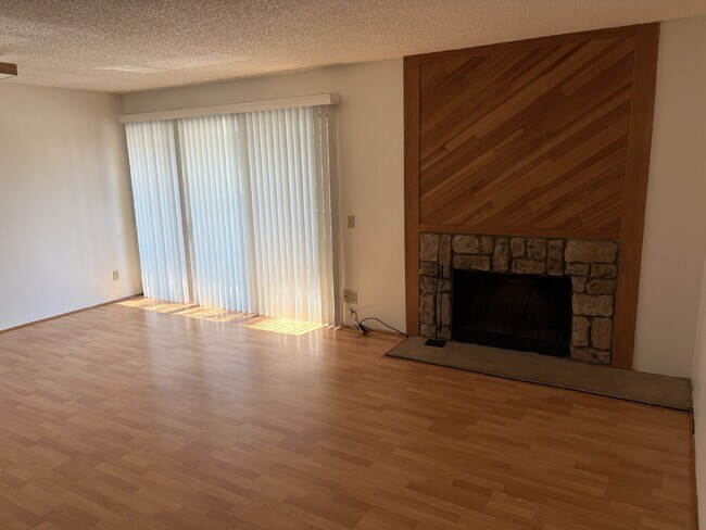 Building Photo - "Charming 1-Bedroom Condo Retreat with Fireplace and Washer and Dryer in Aurora's Apple Tree East... Unit Apple Tree East Comm
