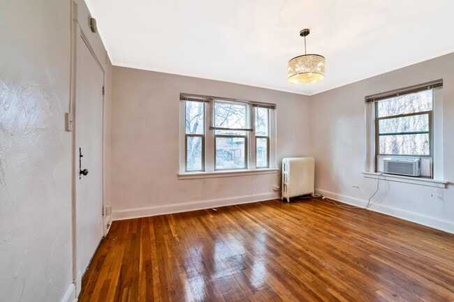 Photo - Top Floor Studio In Cap Hill Available NOW! Unidad 7