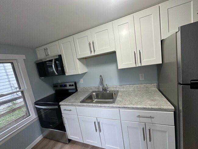 Photo - Great Location! 2 BEDROOM DUPLEX LOWER UNIT WITH BACKYARD