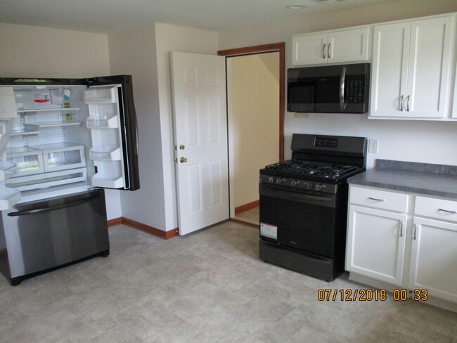 Building Photo - 586 Martin Rd Unit upper Rental