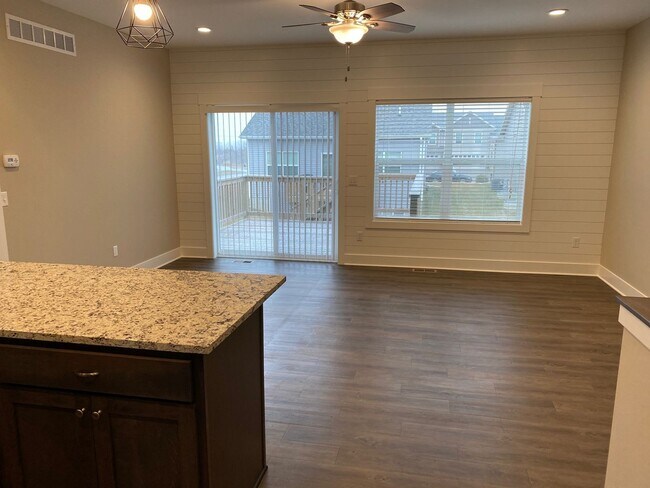 Photo - 906 Henryson St
