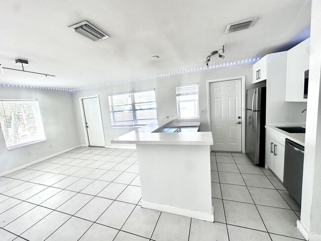 Building Photo - 2410 NE 4th St Rental