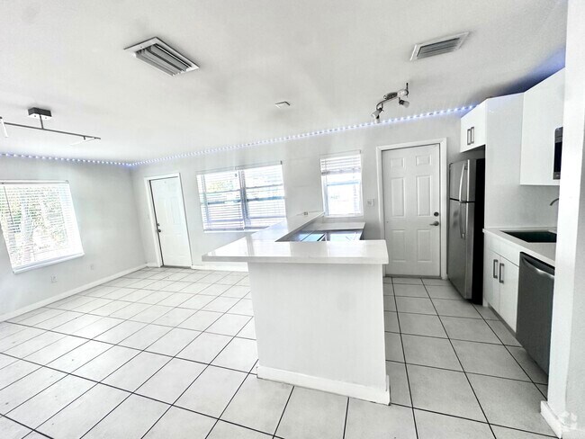 Building Photo - 2410 NE 4th St Rental