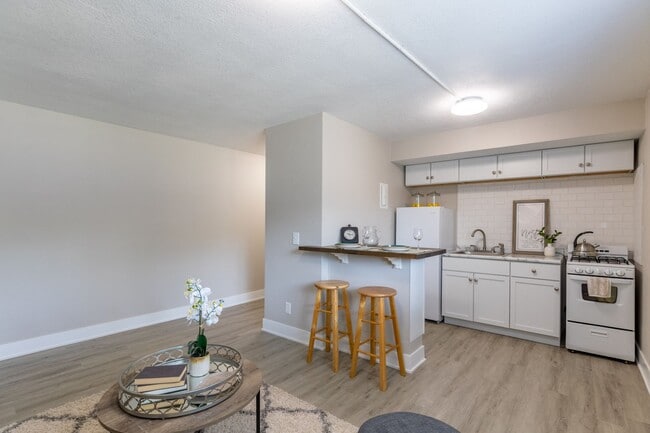 Photo - Highland Park Apartments; Renovated Deluxe... Unit 1108 E Seneca Avenue-4