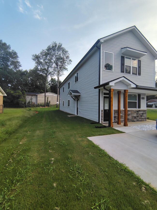 Photo - 1061B Pinecrest Ave NW
