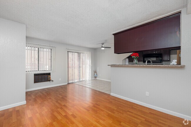 1BR, 1BA - 520SF - Living Room