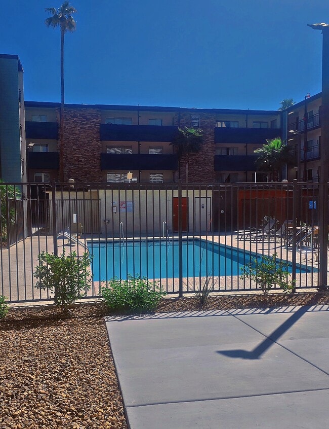 Building Photo - Courtyard 525 Apartments