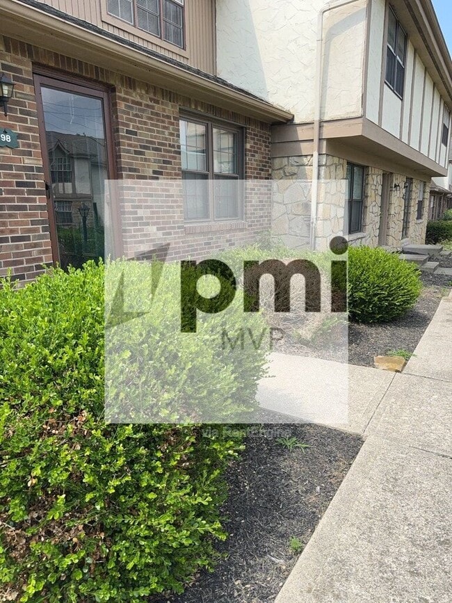 Building Photo - 98 Stornoway Dr W Rental