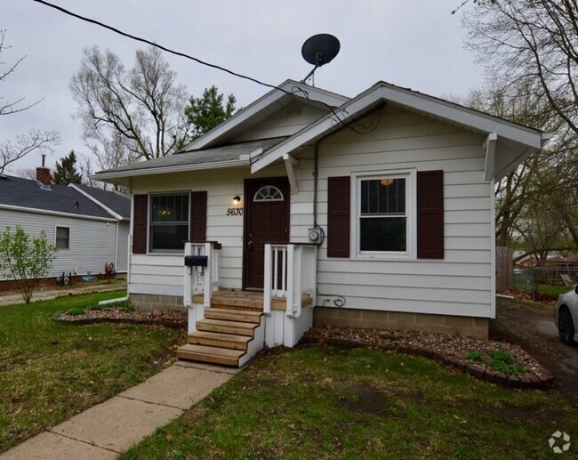 Building Photo - Cozy Home near Merle Hay!