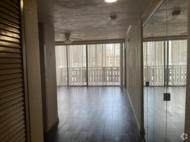 Building Photo - 2016 Main St Unit 911 Rental