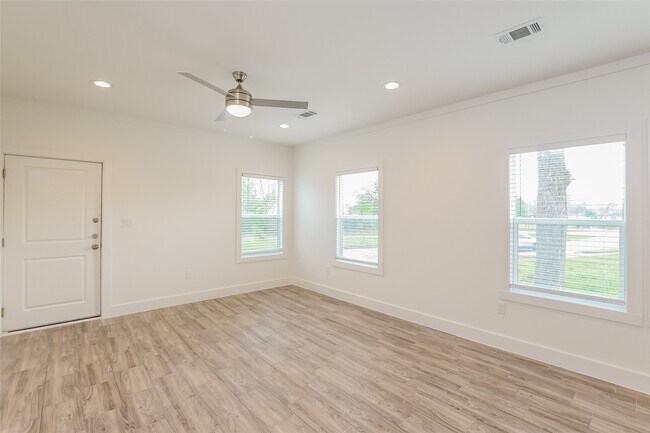 Photo - 3127 Bay St